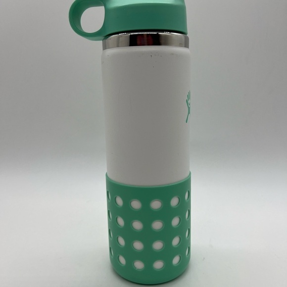 HYDRO FLASK  WHITE AND SEAFOAM GREEN 20 OUNCE INSULATED WATER BOTTLE - Picture 3 of 14